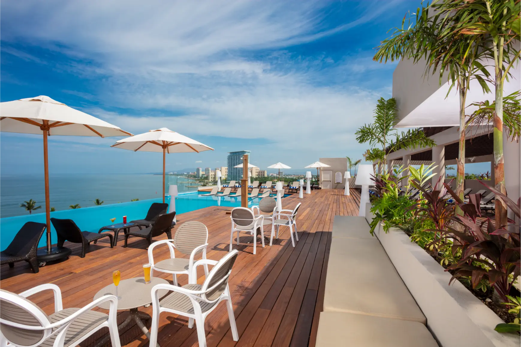 La mejor despedida de soltera en Puerto Vallarta: diversión y lujo en Crown Paradise Golden