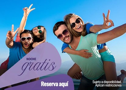 Promoción de noche gratis con amigos sonriendo y disfrutando de las vacaciones.
