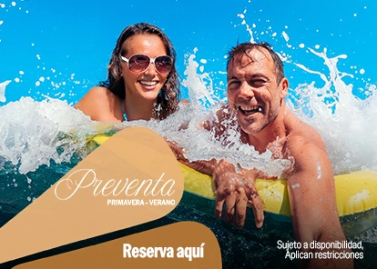 Promoción de preventa Primavera y Verano con pareja feliz chapoteando en el océano.